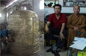 青海北海禅寺大铜钟（口径1.75m,高2.62m）