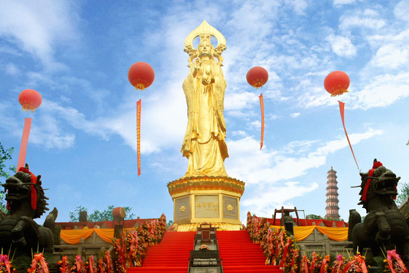 岭南青铜的铸造产品——广州市番禺莲花山世界上最高的贴金观音站像，高36.8米