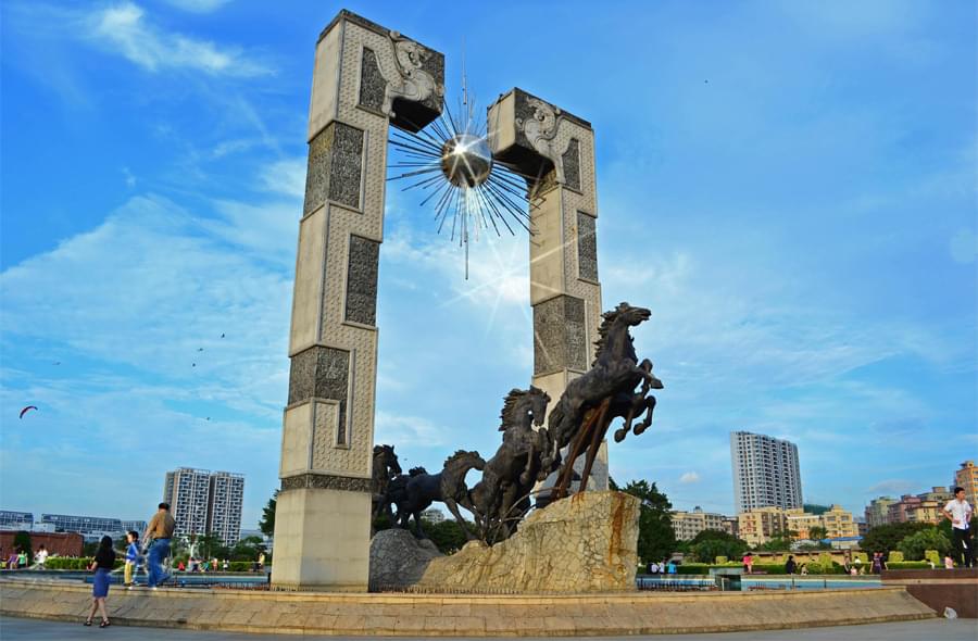 《龙马精神》大型城市广场雕塑（38米）-深圳龙华广场