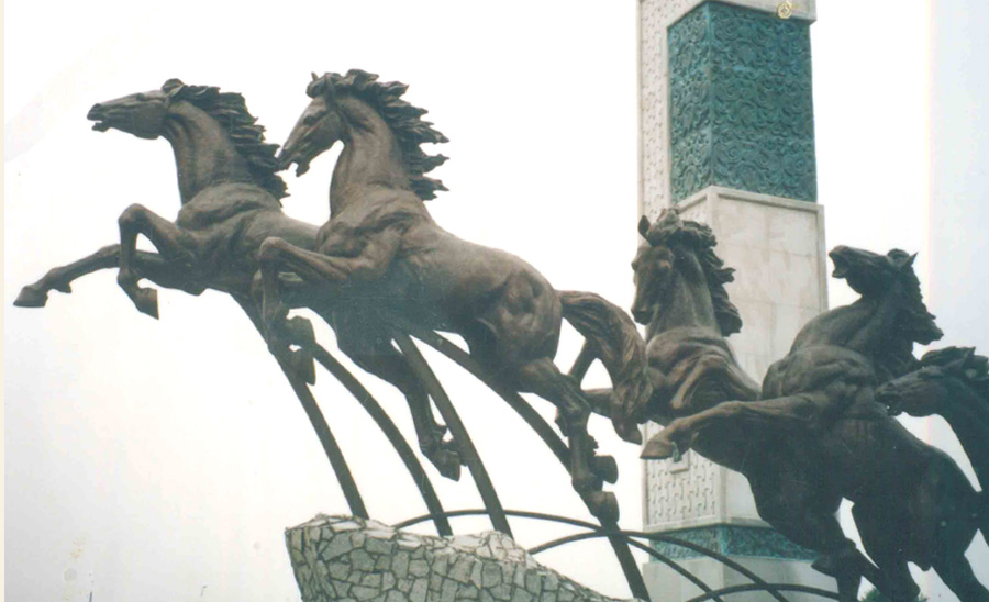 《龙马精神》大型城市广场雕塑（38米）-深圳龙华广场