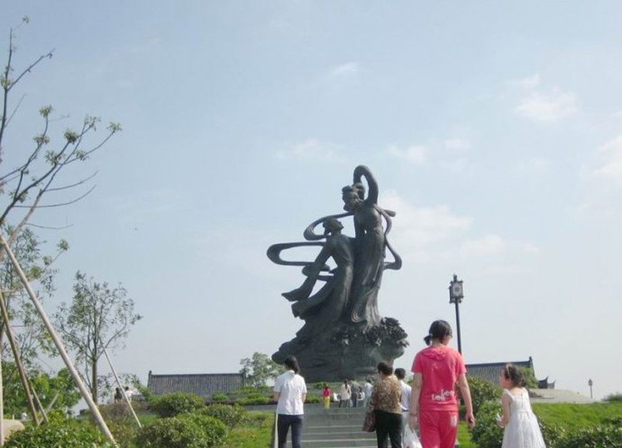 《梦圆》大型人物城市雕塑（16米）